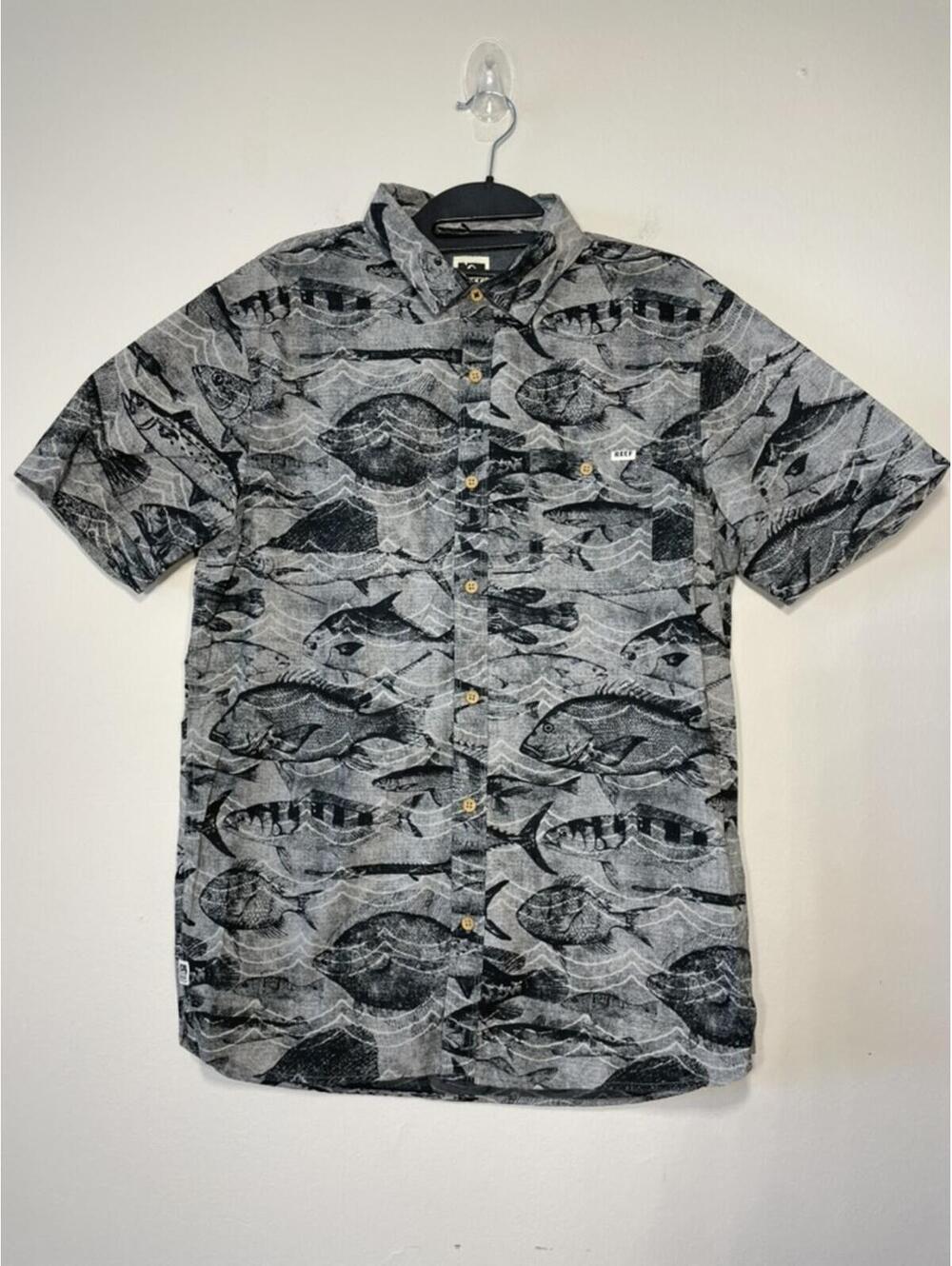 REEF Fish Camo Short Sleeve Button-Down Coastal Grandpa Sz M